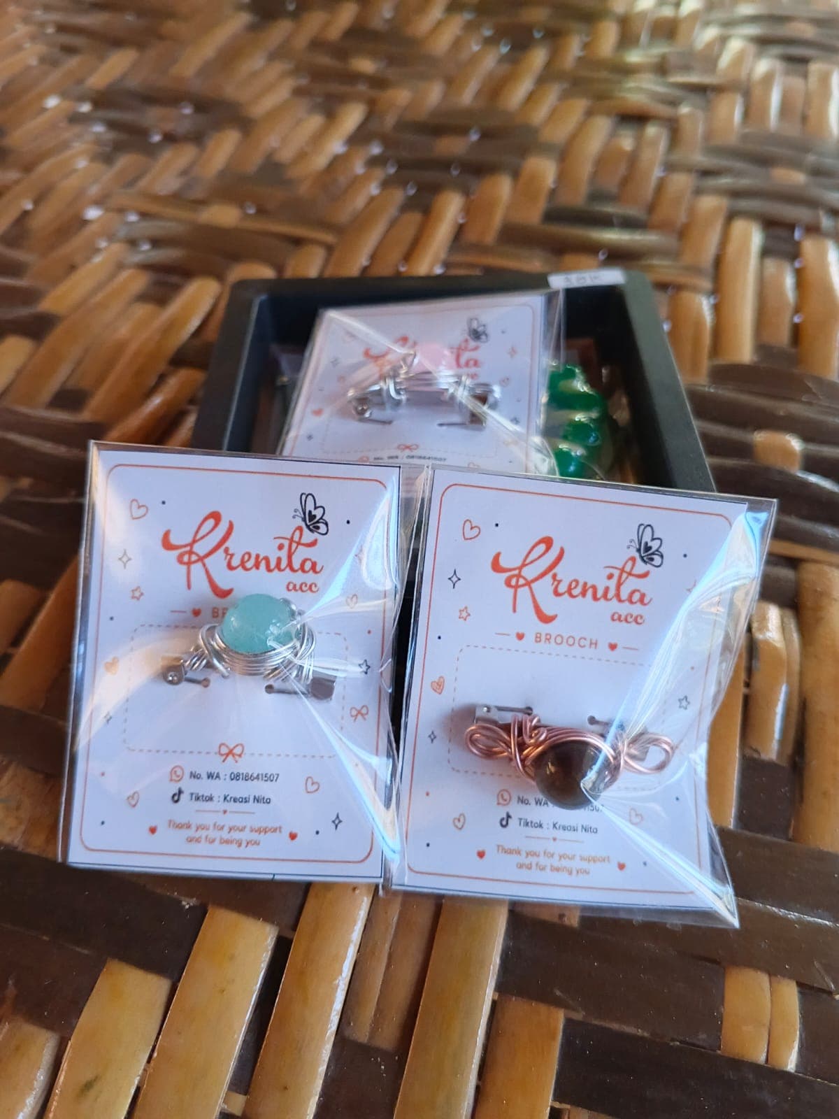 Brooch Krenita Mata Emas